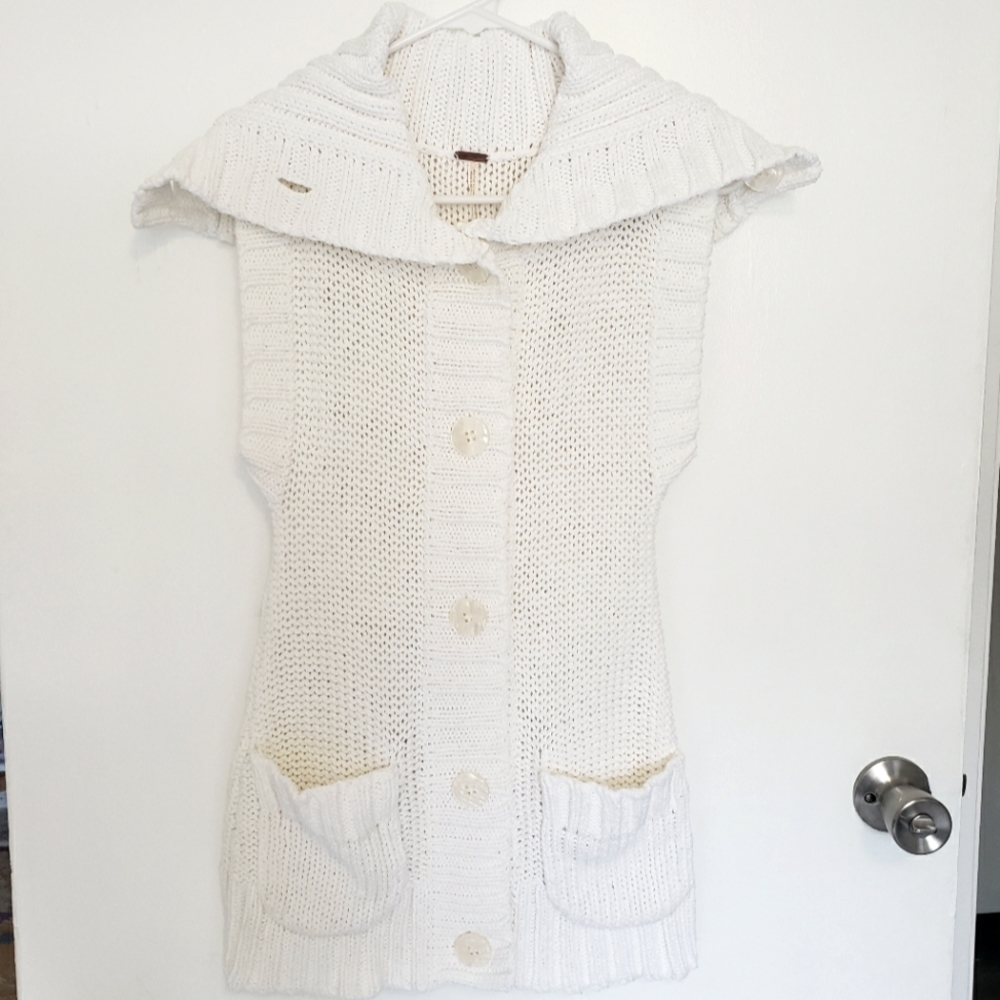 EUC (Worn Once) Free People Extra Small (XS) Heavy, Sleeveless Button-up Sweater
